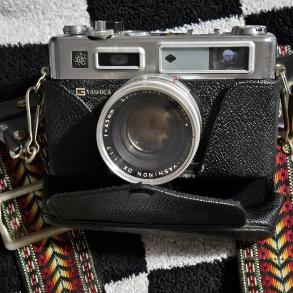 YASHICA ELECTRO 35 GSN Camera 45mm with vintage strap - Picture 2 of 4